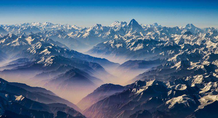 Jakie duże pasmo górskie znajduje się na północ od Indii?