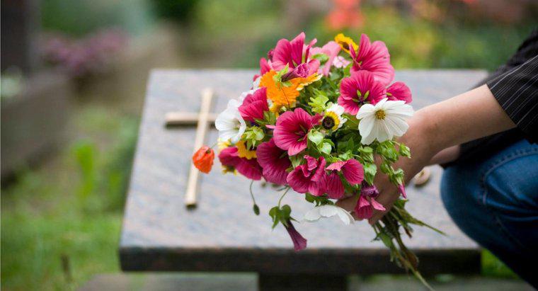 Dlaczego ludzie kładą kwiaty na grobach?