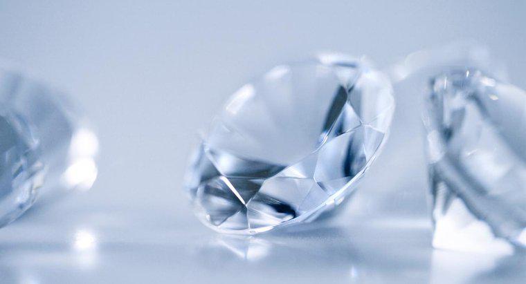 Jakie są niektóre czynniki wpływające na wartość diamentu?