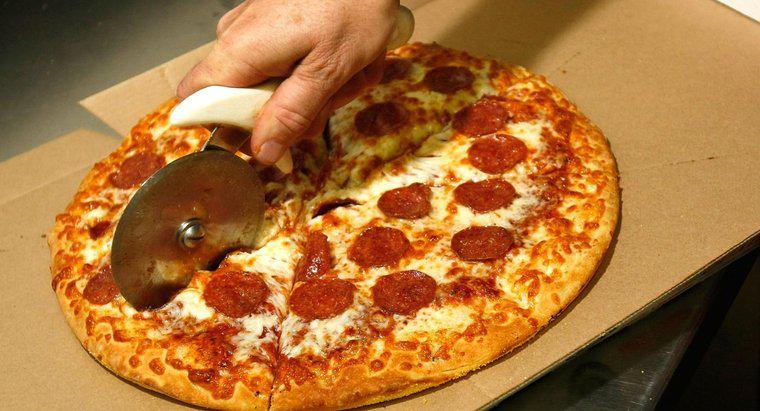 Ile kalorii jest w kawałku pizzy?