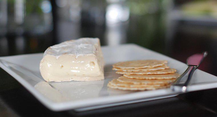 Jaki jest dobry sposób na usunięcie skórki z sera Brie?