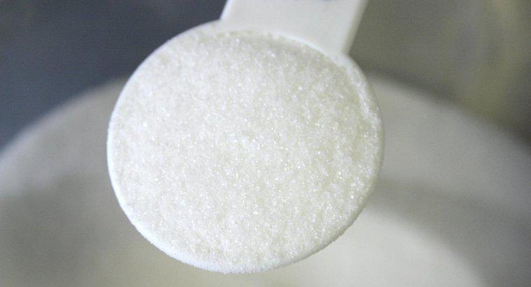 Czy cukier puder może być zamieniony na zwykły cukier w przepisach?