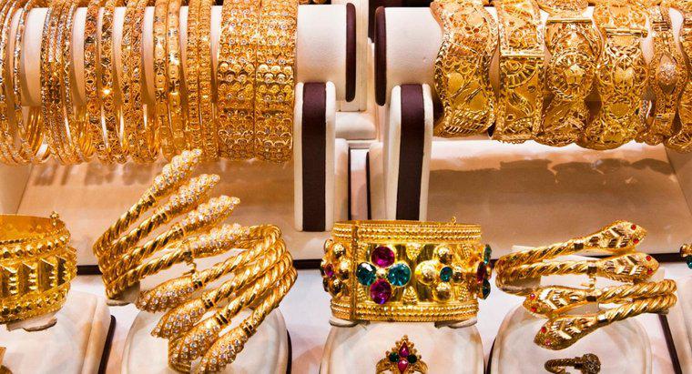 Jaka jest różnica między złotą biżuterią i pozłacaną biżuterią?