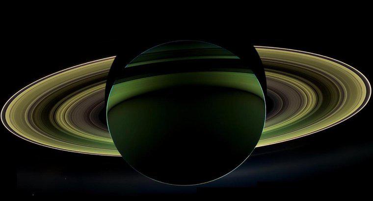 Co powoduje podział Cassini w Pierścieniach Saturna?
