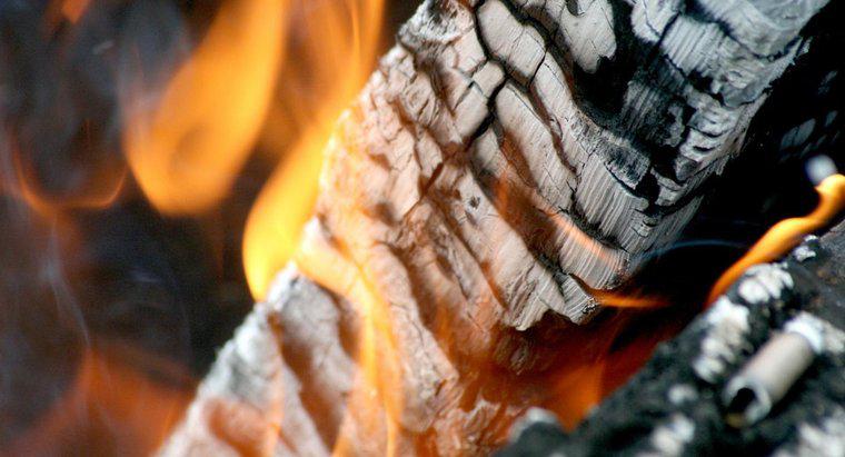Co się dzieje, gdy drewno pali się?