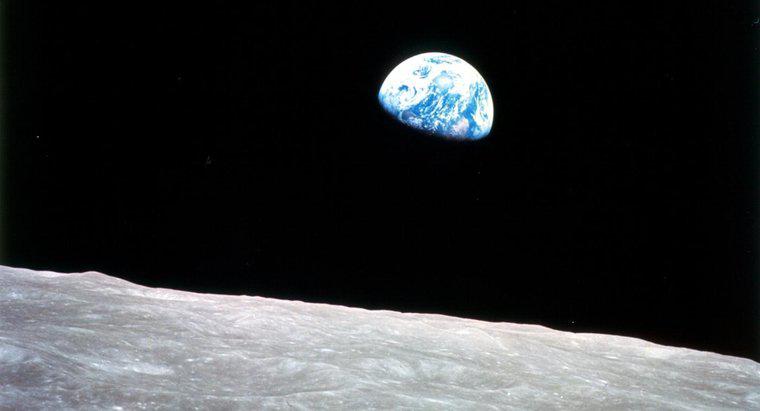 Jaka jest różnica między Ziemią a Księżycem?