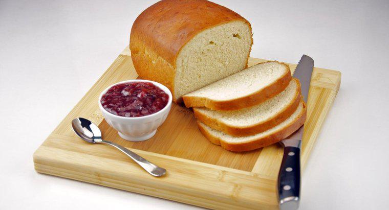 Ile kalorii znajduje się w plastrze białego chleba?