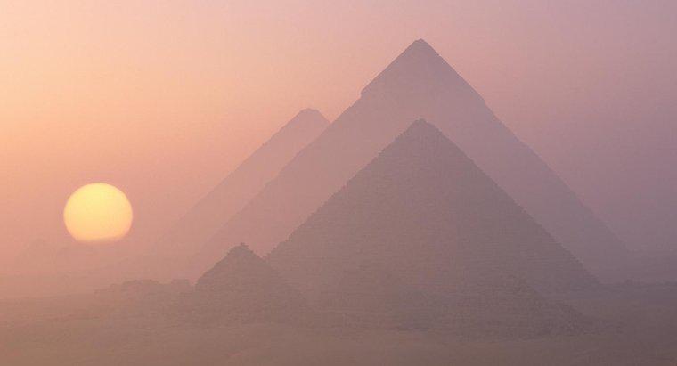 Jakie są nazwy trzech piramid w Gizie?