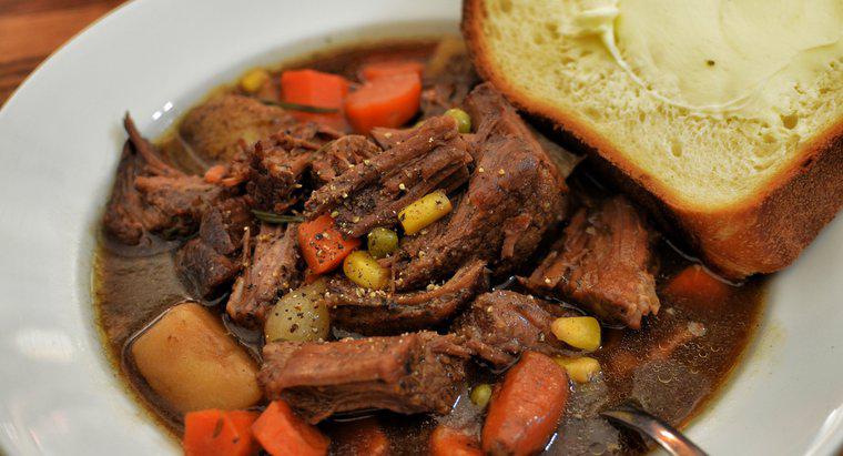 Obfite, łatwe i mięsne: Potrawka z gulaszem z Crock-Pot