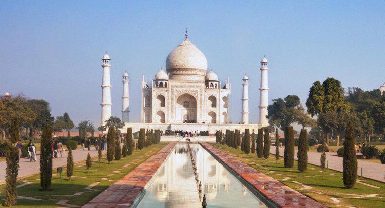 Jakie materiały zostały użyte do budowy Taj Mahal?