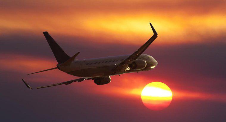 Jak długo zajmie samolot pasażerski, aby latać wokół Słońca?