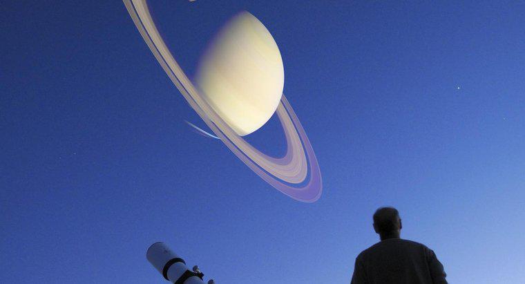 Ile Saturn waży w funtach?