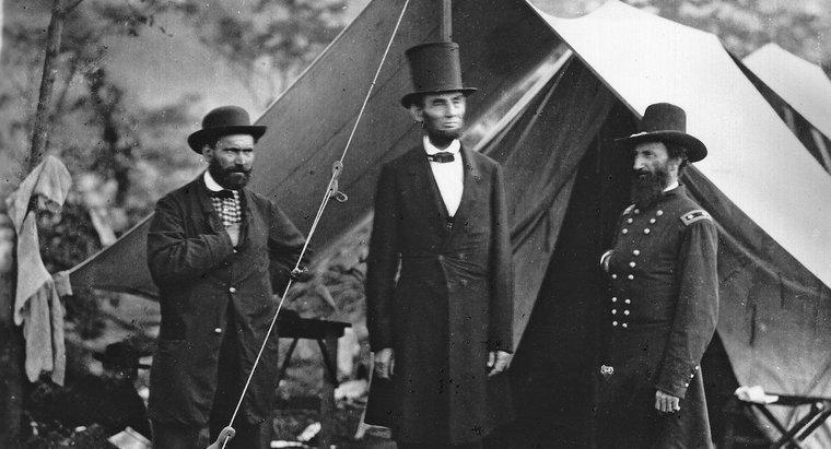 Dlaczego Abraham Lincoln nosił wysoki kapelusz?