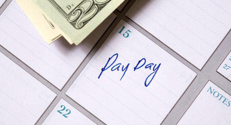Ile jest płatnych okresów, gdy pracownik jest opłacany co pół miesiąca?