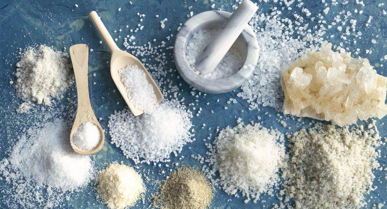 Jaka jest różnica między solą koszerową a solą stołową?