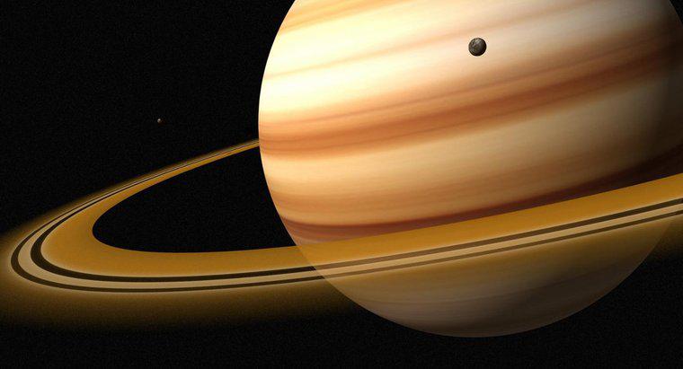 Ile osób ważących 100 funtów waży na Saturnie?