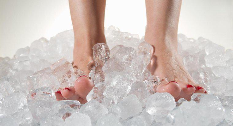 Co powoduje ból stóp na dnie stopy?