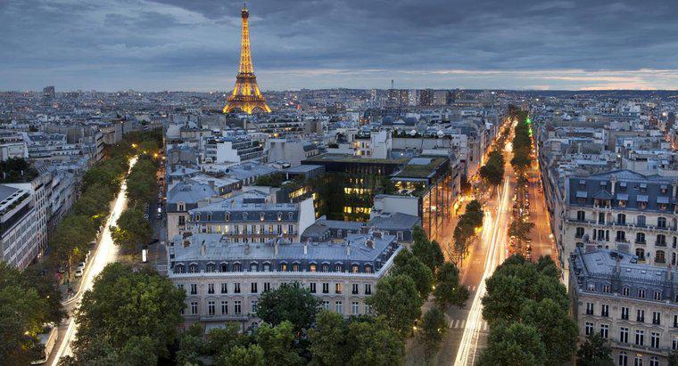 Dlaczego Paryż nazywa się "Miastem Światła"?
