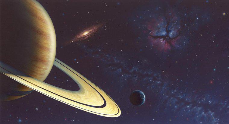 Jak długo zajmuje Saturna obracanie się wokół własnej osi?