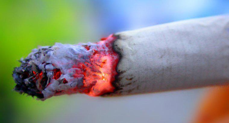 Jak pozbyć się śladów palenia papierosów na tkaninie?