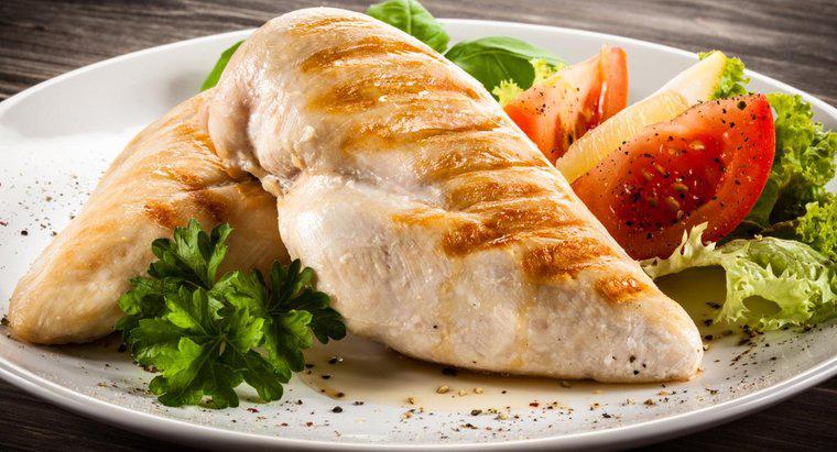 Jakie są proste recepty na gotowanie piersi z kurczaka?