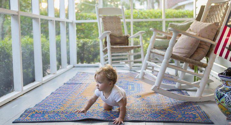 Jak usunąć zagniecenia z dywanów?