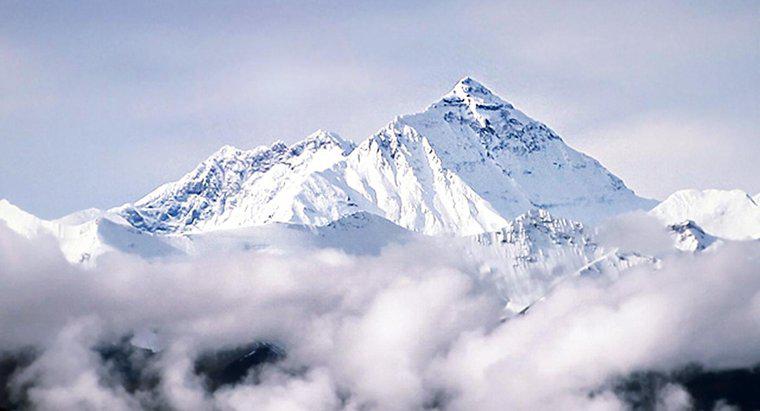 Gdzie jest Mt. Everest położony?