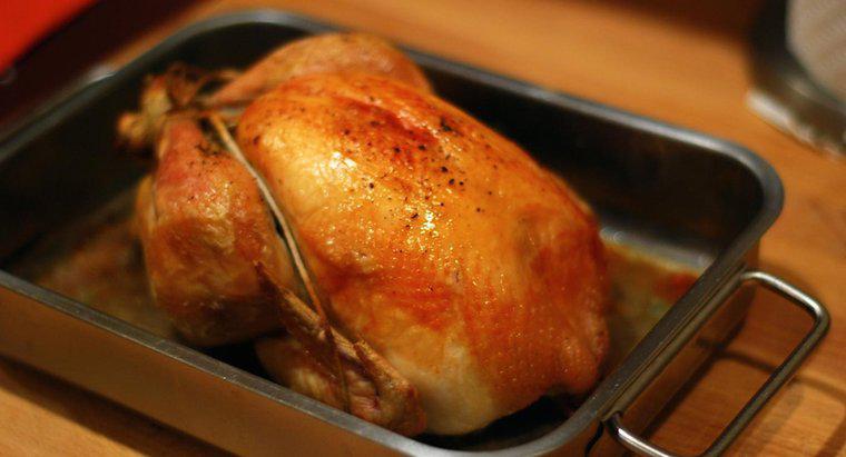 Jaka jest temperatura wewnętrzna w pełni gotowanego kurczaka?