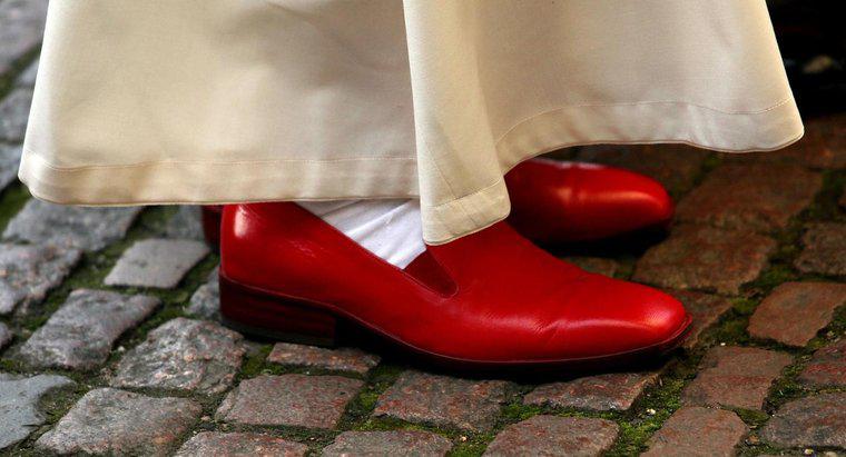 Jakiego koloru są buty papieża?