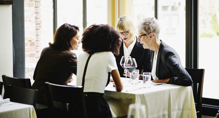 Co kobiety noszą na kolacji biznesowej?