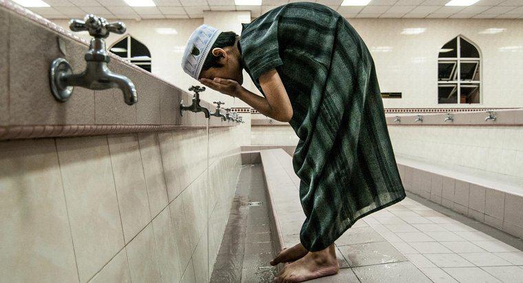 Dlaczego muzułmanie myją się przed modlitwą?