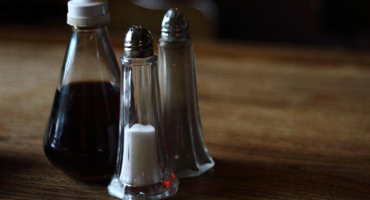 Co się dzieje po wymieszaniu soli i octu?