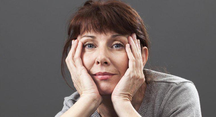 Jaka jest średnia wieku kobiet osiągających menopauzę w różnych krajach?