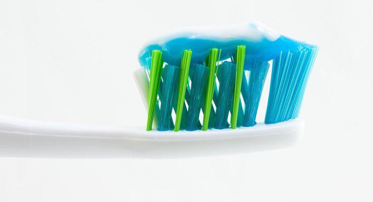 Jaka jest formuła chemiczna dla fluoru w pastach do zębów?