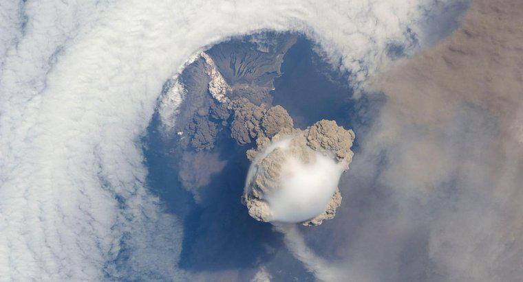 W jaki sposób wulkany tworzą formy terenu?