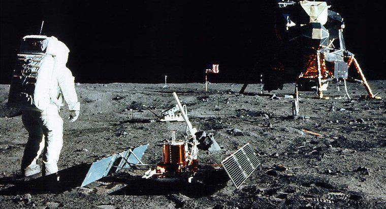 Jakie obiekty pozostawili astronauci na Księżycu?