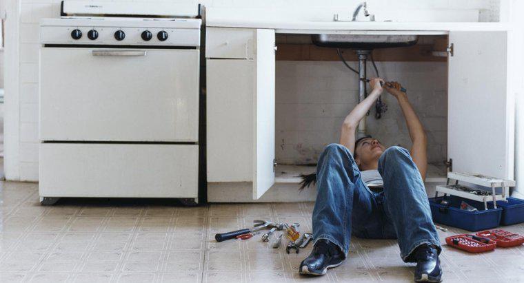 Jak naprawić nieszczelną rurę pod kuchennym umywalką?
