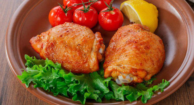 Jak sprawić, by pieczone uda kurczaka były pieczone w piekarniku?