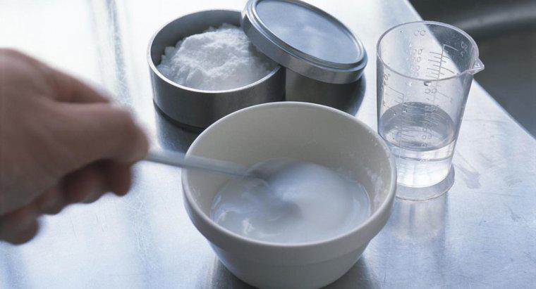 Który lepiej rozpuszcza się w wodzie, soli lub sodzie oczyszczonej?
