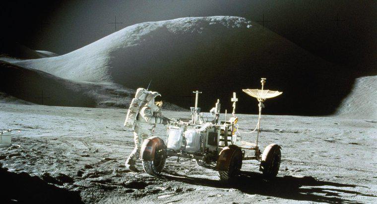 Ile misji Apollo wylądowało na Księżycu?
