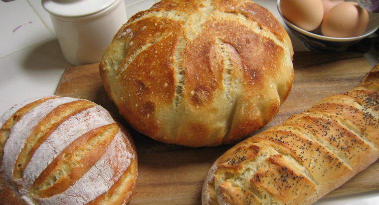 Jakie są różnice między chlebem miską a bagietką?