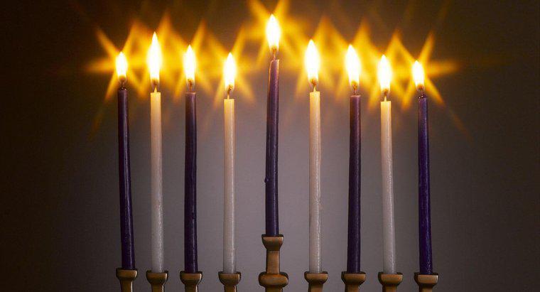 Co oznaczają świece na menorze?