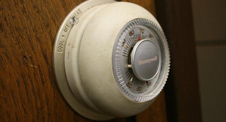 Jakie ustawienie powinien używać termostat domowy w lecie?