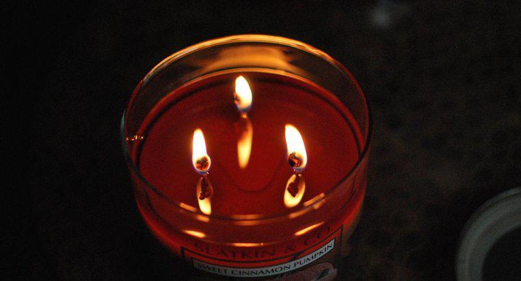 Czy pachnące lub bezzapachowe świece palą się dłużej?