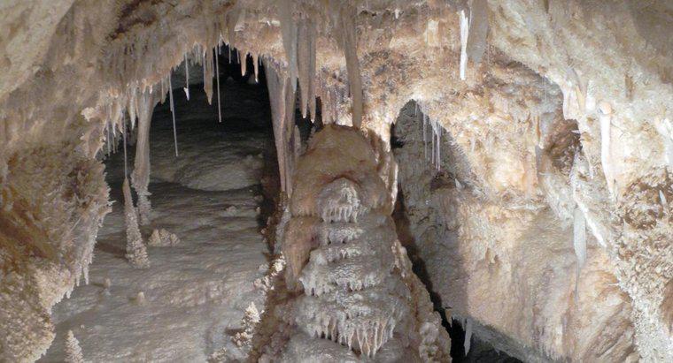 Jaka jest różnica między jaskinią a jaskinią?