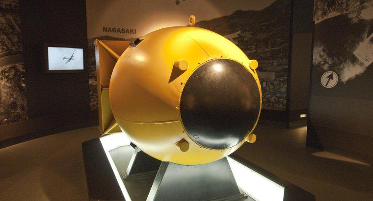 Jaka jest różnica między bombą atomową a bombą jądrową?