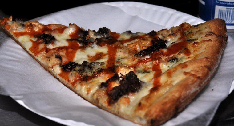Ile kalorii jest w kawałku pizzy pizzerii?