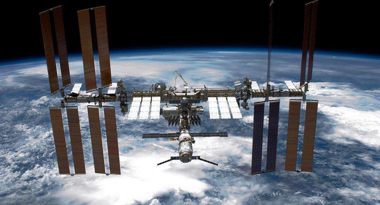 Jak długo zajmuje Międzynarodowa Stacja Kosmiczna na orbitowanie Ziemi?