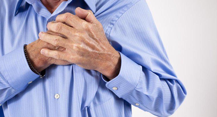 Co powoduje lekki ból uciskający w górnej lewej klatce piersiowej?