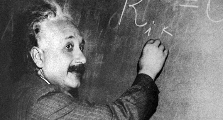 Czy Einstein pomógł wymyślić bombę atomową?